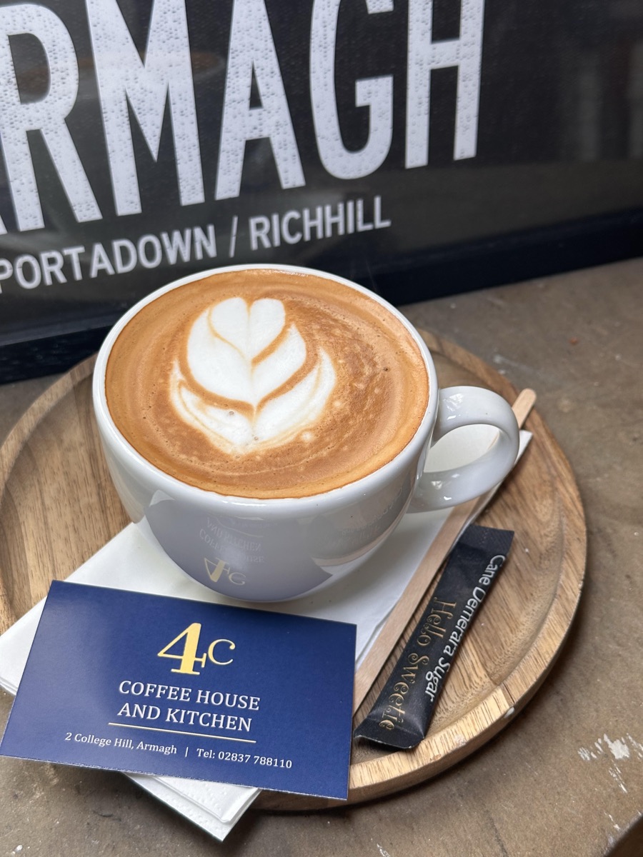 A flat white with a leaf of latte art